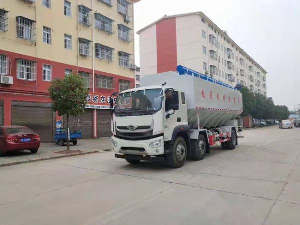 福田時(shí)代小三軸液壓34方國(guó)六散裝飼料運(yùn)輸車(chē)湖北廠家直銷